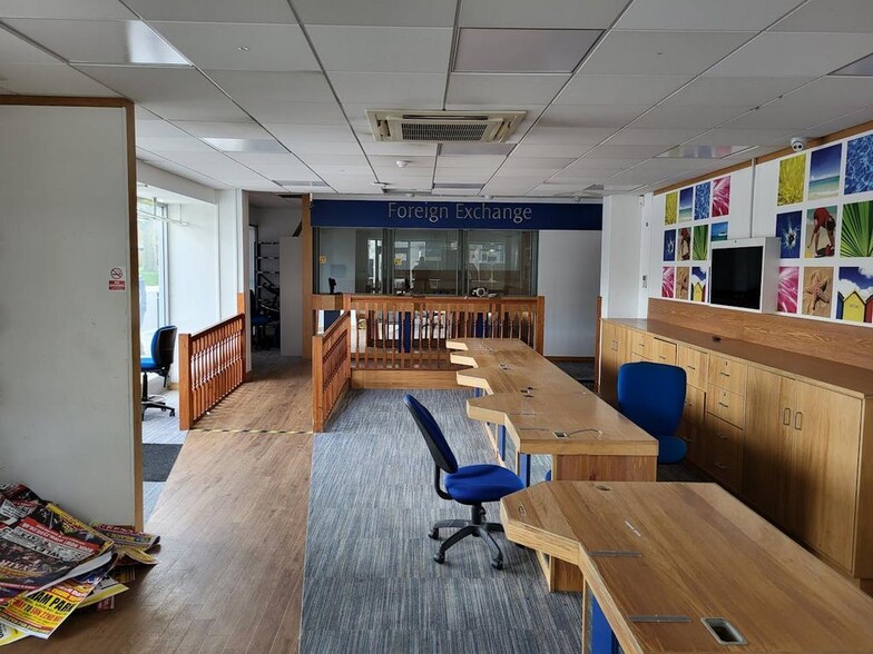 8-18 Queensway, Crawley to rent - Interior Photo - Image 2 of 3