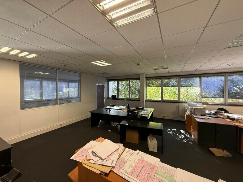 Office in Villeneuve-la-Garenne to rent - Building Photo - Image 2 of 11