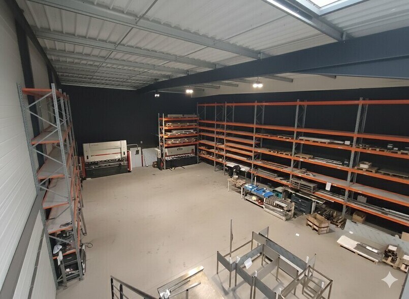 Light Industrial in Vaulx-Milieu to rent - Interior Photo - Image 2 of 11