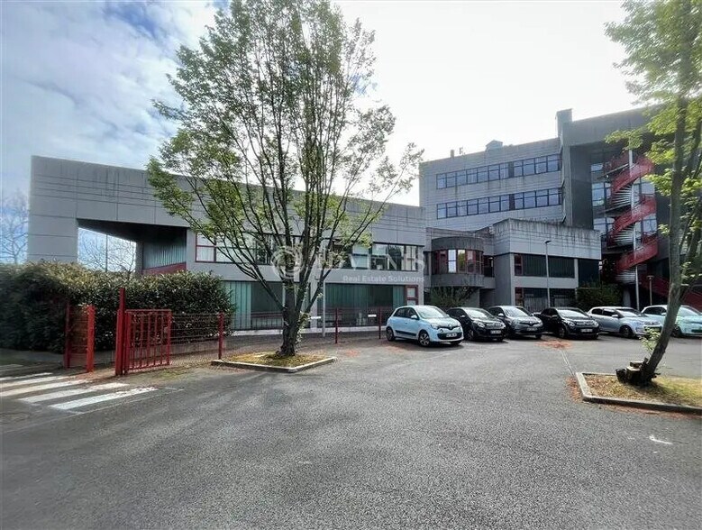 Office in Saint-Denis to rent - Building Photo - Image 2 of 12