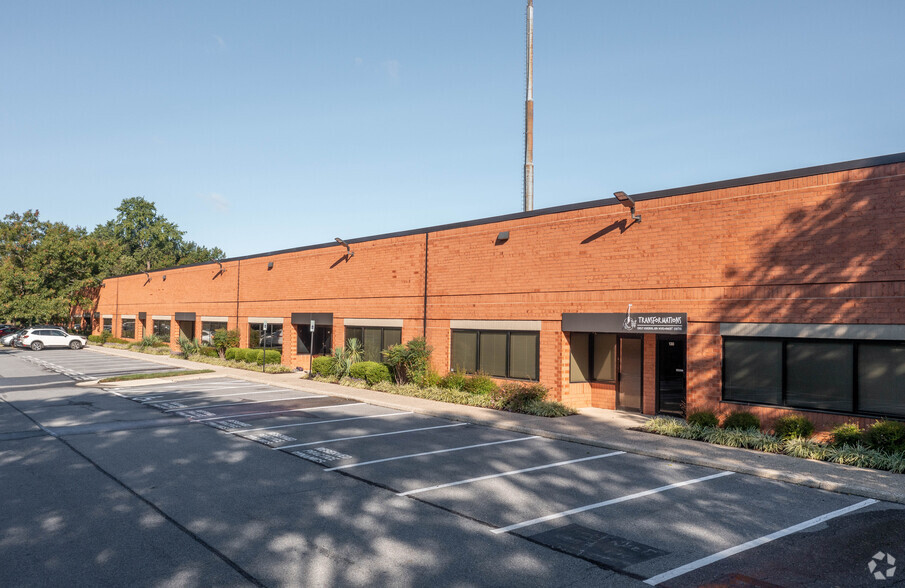 100-166 Business Center Dr, Reisterstown, MD for rent - Building Photo - Image 1 of 14