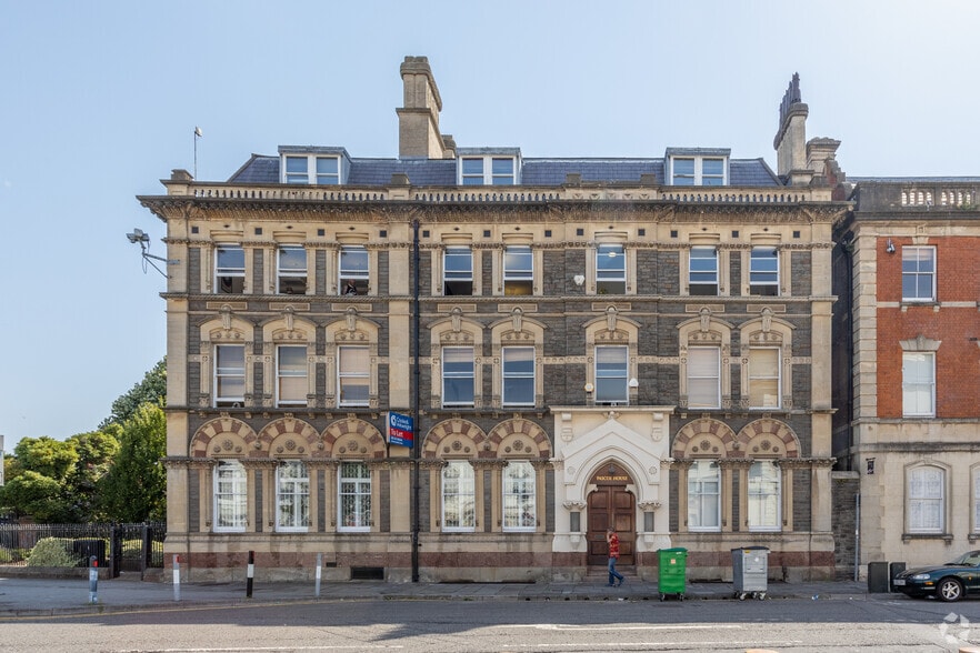 54 Bute St, Cardiff to rent - Building Photo - Image 2 of 7