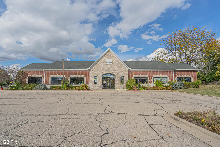 625 N Bridgeport Ter, Lindenhurst, IL for sale - Building Photo - Image 1 of 41