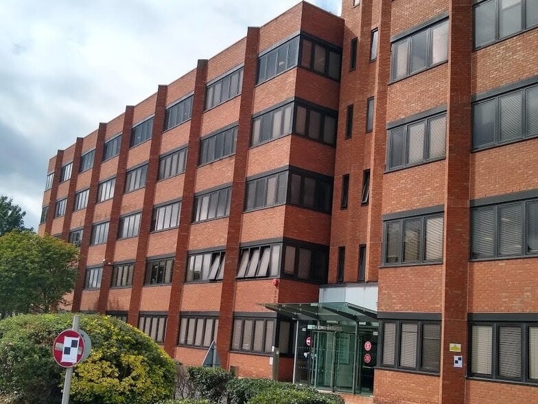 South St, Staines to rent - Building Photo - Image 3 of 16