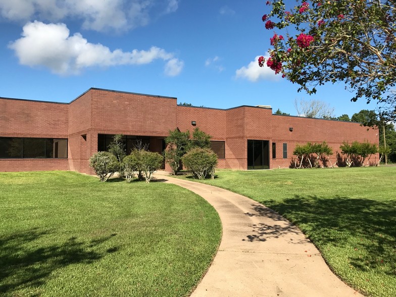 4023 Technology Dr, Angleton, TX for rent - Building Photo - Image 1 of 5