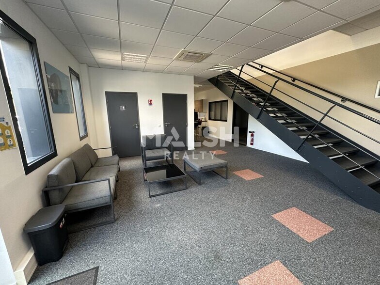 Office in Villefontaine to rent - Lobby - Image 2 of 6