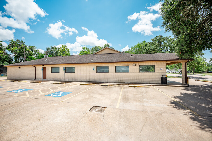 1105 Avenue H, Bay City, TX for sale - Building Photo - Image 2 of 25