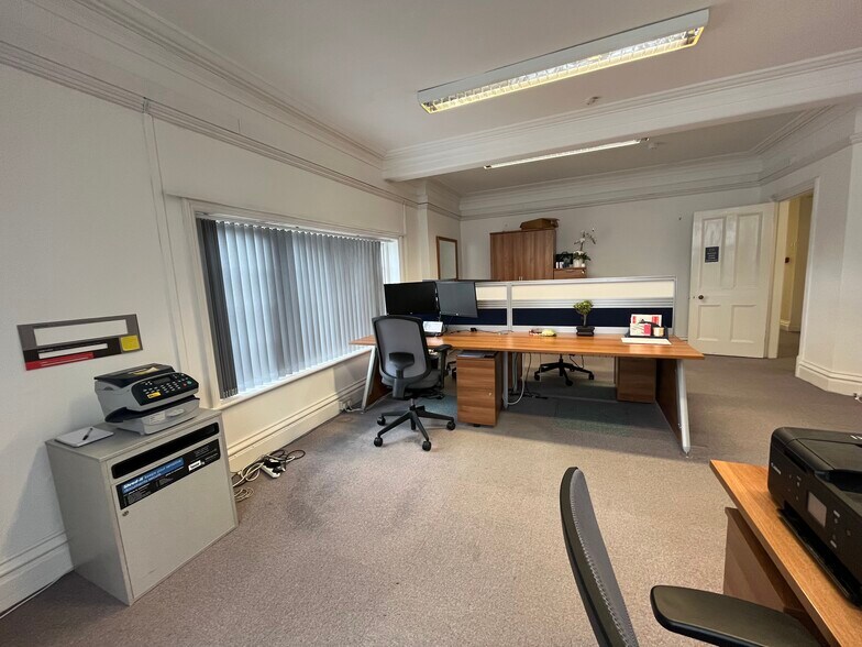 16-17 High St, Tring to rent - Building Photo - Image 3 of 5