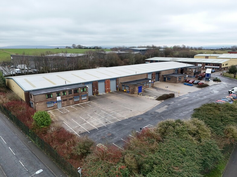 Plodder Ln, Bolton to rent - Building Photo - Image 2 of 8
