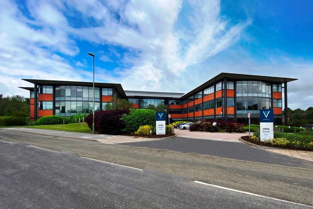 Jays Close, Basingstoke to rent Building Photo- Image 1 of 2