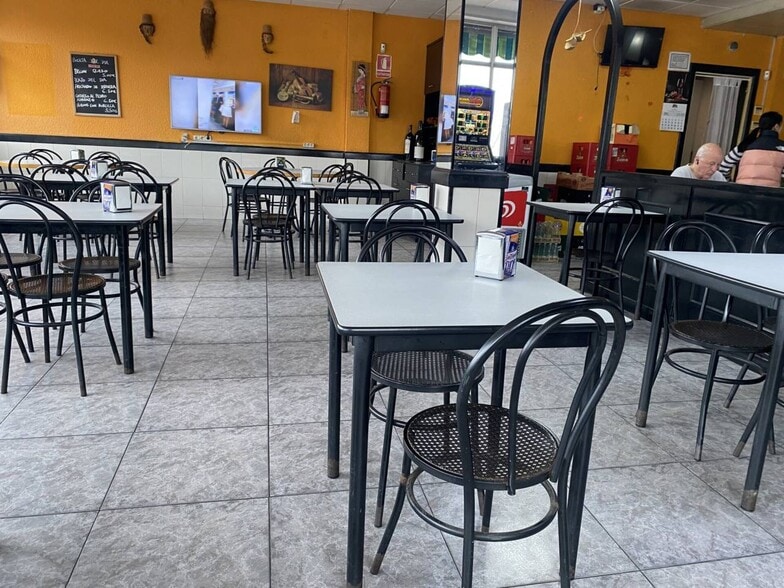 Retail in L'Hospitalet de Llobregat, Barcelona to rent - Building Photo - Image 2 of 2