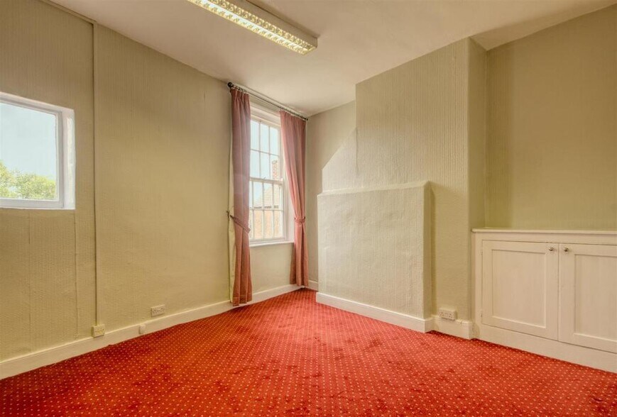 8-10 Millgate, Thirsk to rent - Building Photo - Image 2 of 12