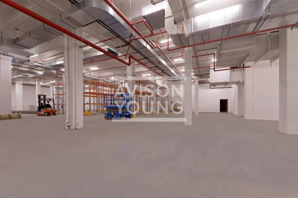 Light Industrial in Paris to rent Interior Photo- Image 1 of 7