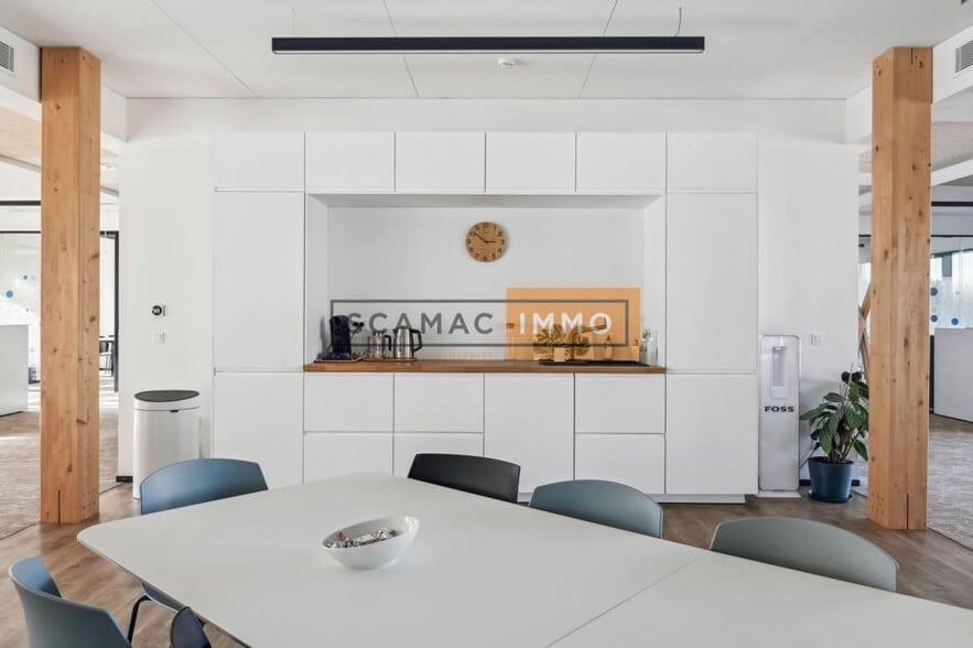 Retail in Nanterre to rent - Building Photo - Image 2 of 7