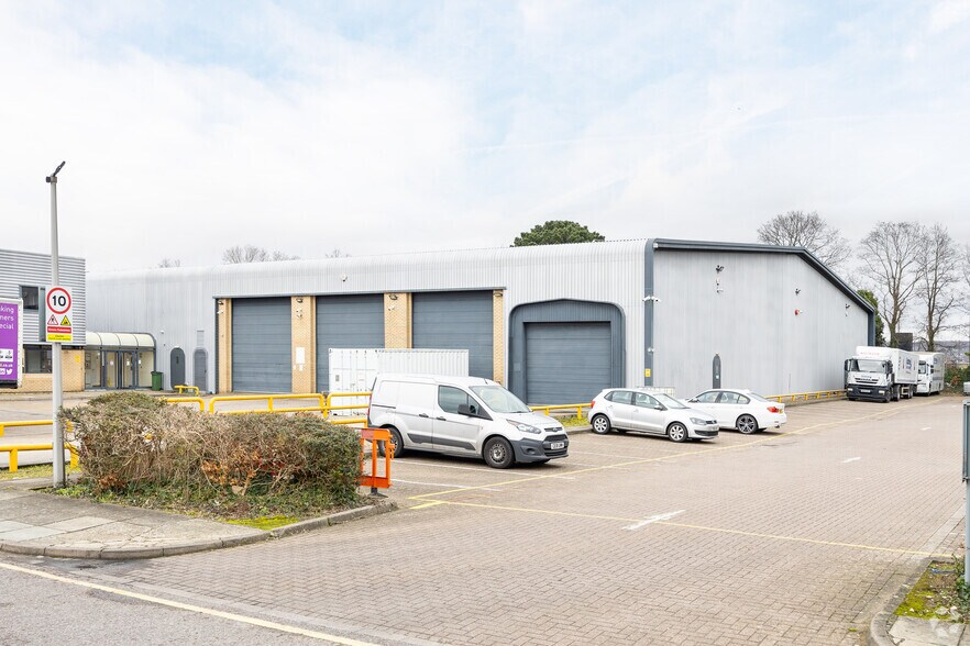 Robinson Way, Portsmouth to rent - Building Photo - Image 2 of 3