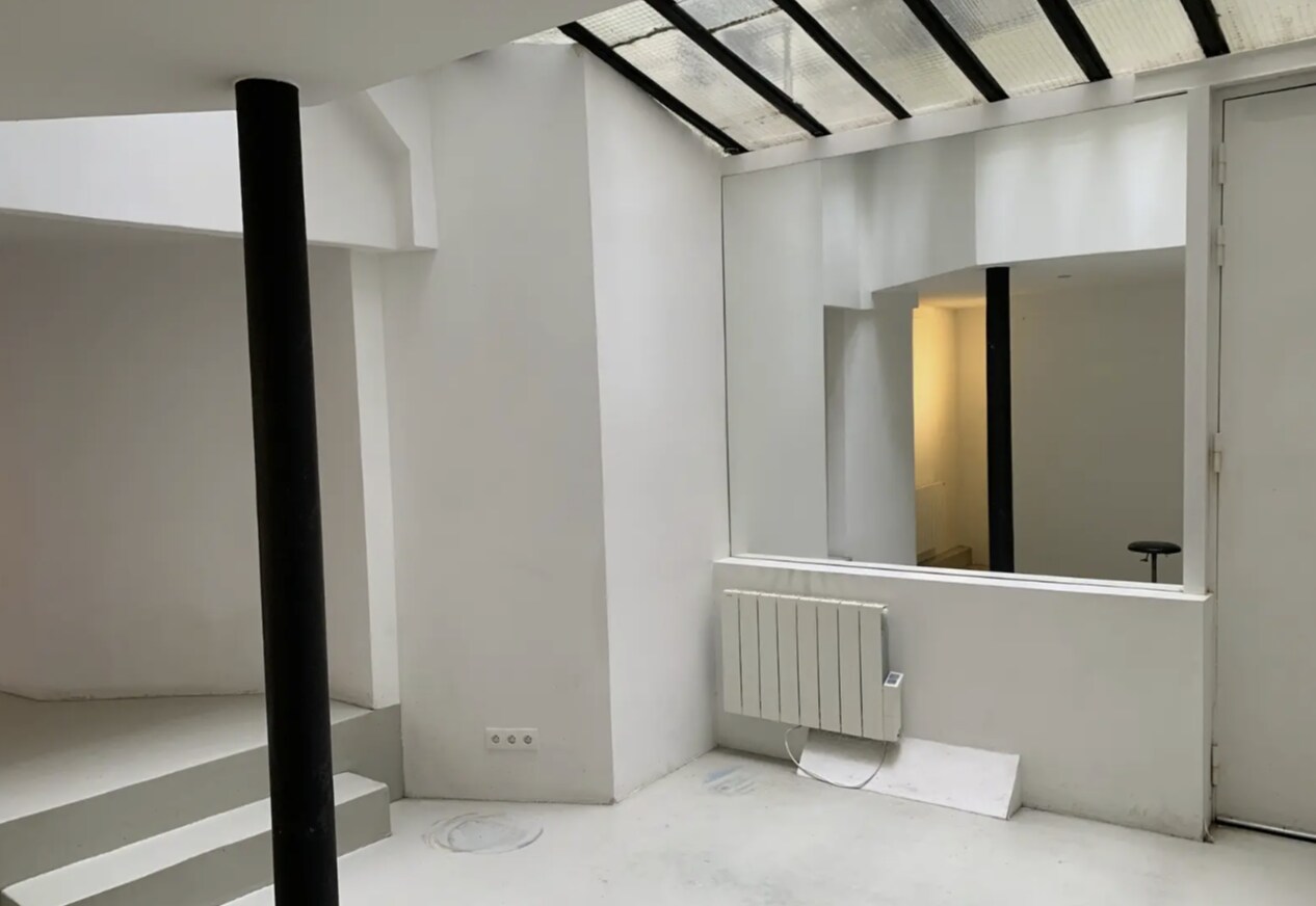 Paris, PAR 75001 - Unit Lot 13 -  - Interior Photo - Image 2 of 5
