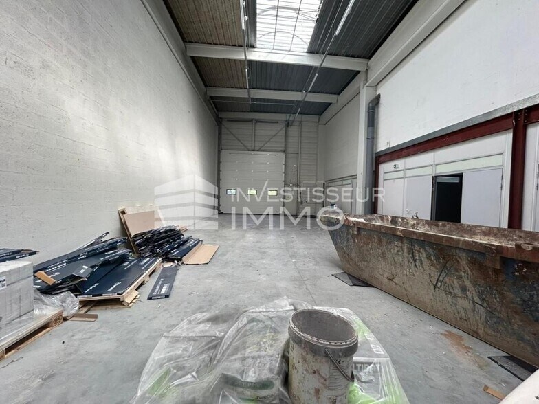 Light Industrial in Le Mesnil-Amelot to rent - Interior Photo - Image 2 of 9