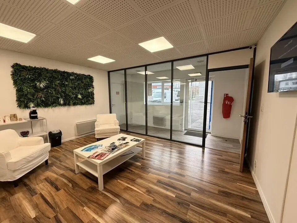 Location Local d'activités 275 m² - Photo 1