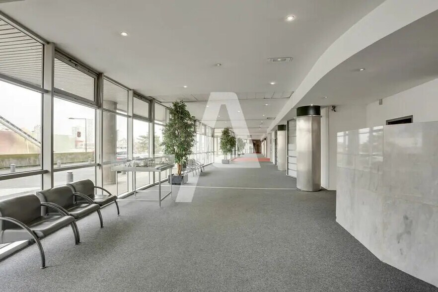 Office in Ivry-sur-Seine to rent - Lobby - Image 3 of 4