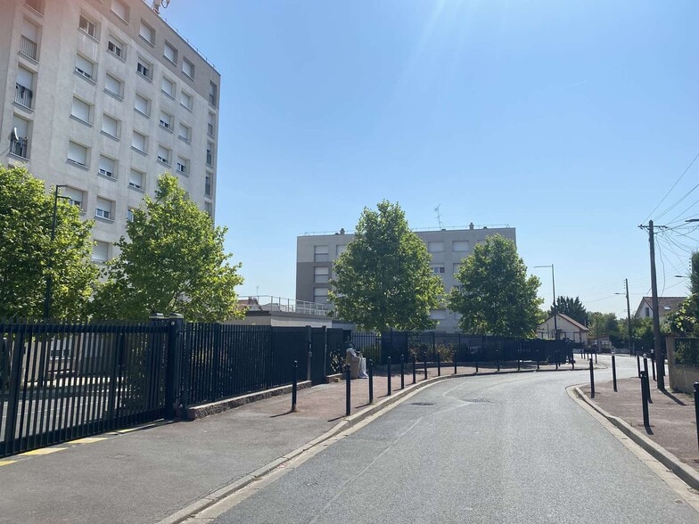 1 Allee De L'Horloge, Gagny to rent - Building Photo - Image 2 of 2