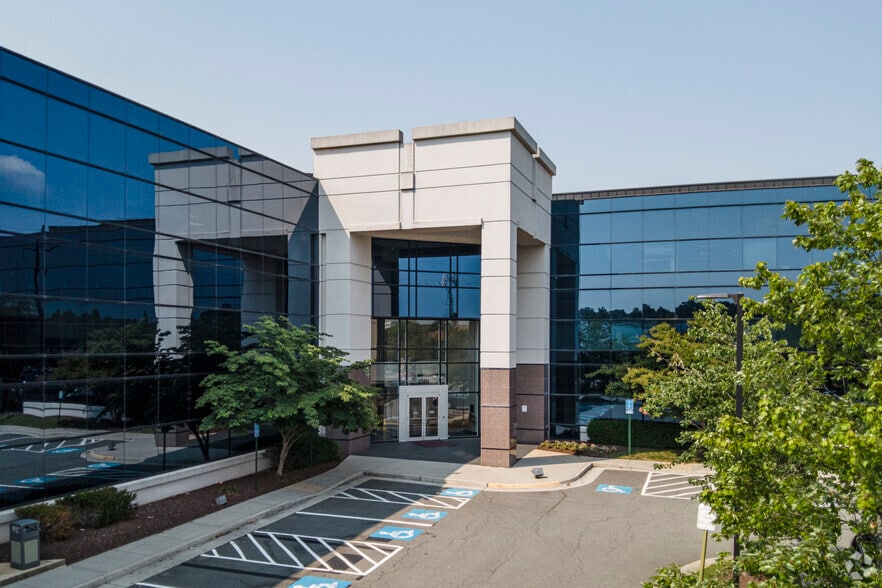 4501 Singer Ct, Chantilly, VA to rent - Building Photo - Image 2 of 3