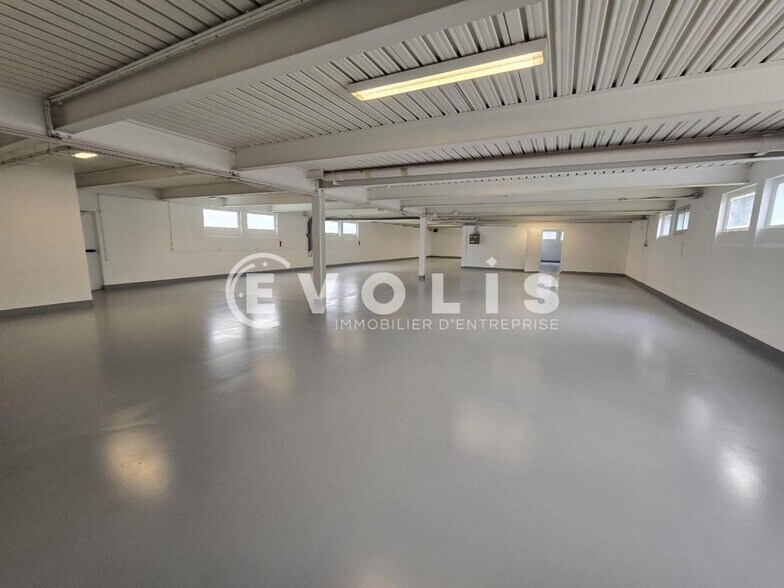 Light Industrial in Les Ulis to rent - Building Photo - Image 1 of 12