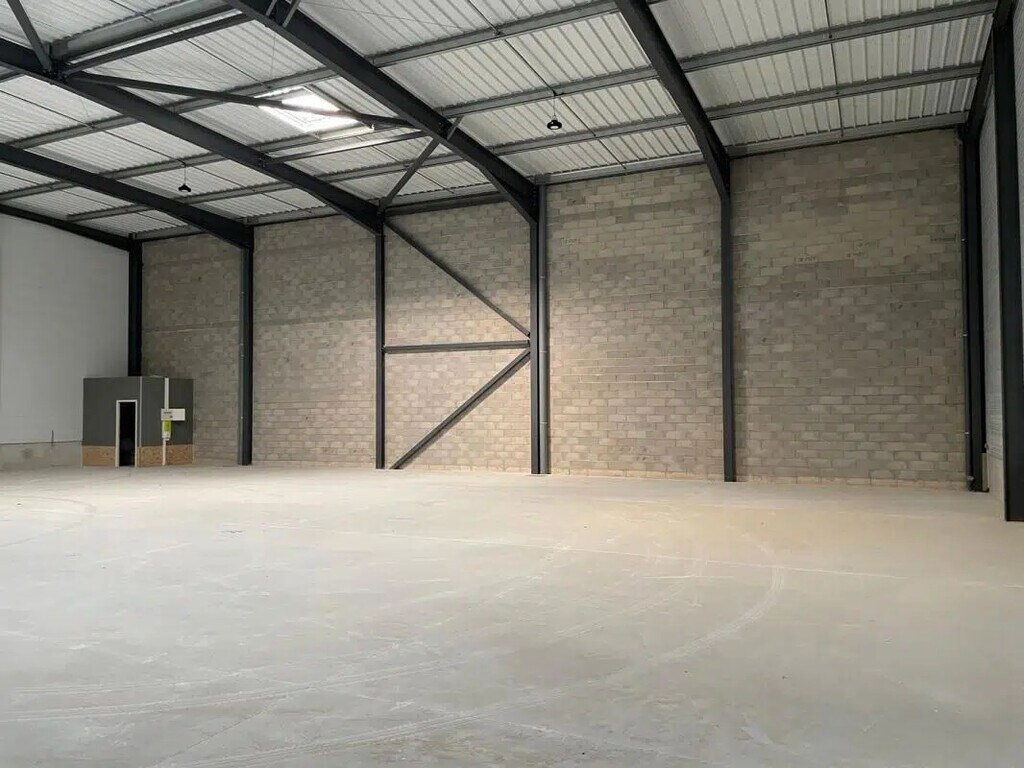 Location Entrepôt 1 365 m² - Photo 1