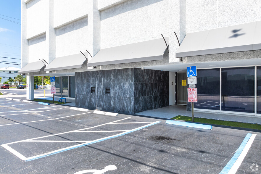 2425 E Commercial Blvd, Fort Lauderdale, FL for rent - Building Photo - Image 3 of 16