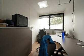 Industrial in Bron to rent Interior Photo- Image 1 of 6