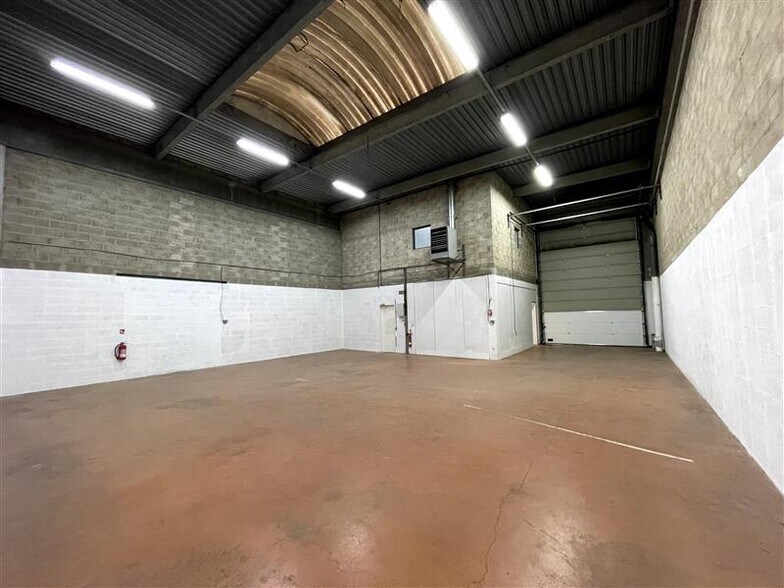 Light Industrial in Collegien to rent - Interior Photo - Image 2 of 4