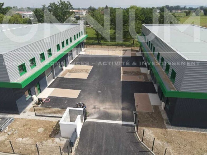 Light Industrial in Tignieu-Jameyzieu to rent - Building Photo - Image 1 of 6