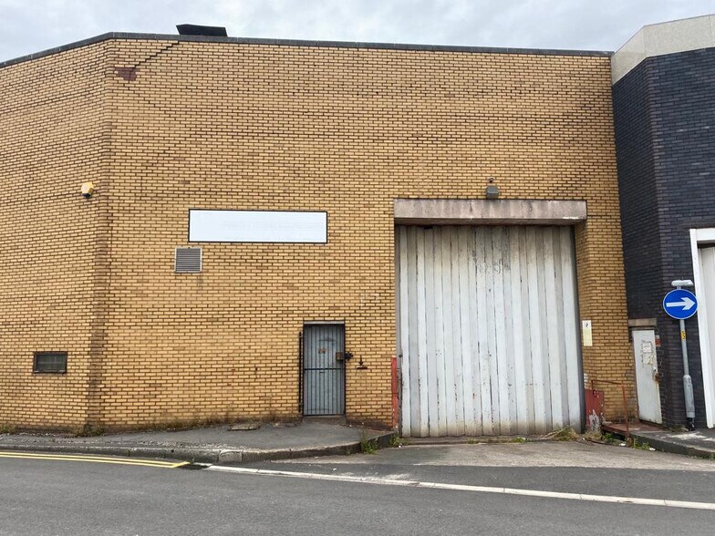 1D Crossbank Way, Oldham to rent - Building Photo - Image 1 of 4