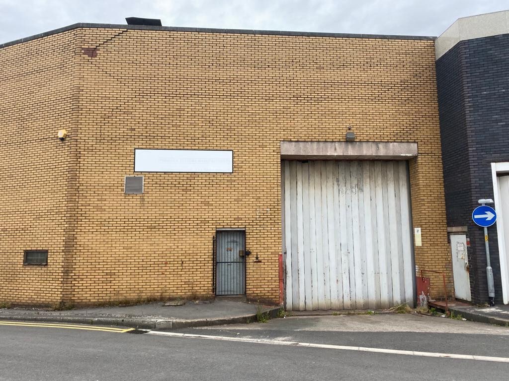 1D Crossbank Way, Oldham to rent Building Photo- Image 1 of 5