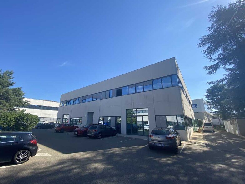 10 Rue Des Rosiéristes, Champagne-au-Mont-d'Or to rent - Building Photo - Image 3 of 15