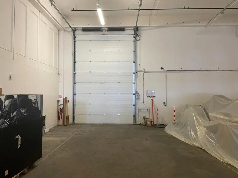 Light Industrial in Montreuil for sale - Interior Photo - Image 3 of 6