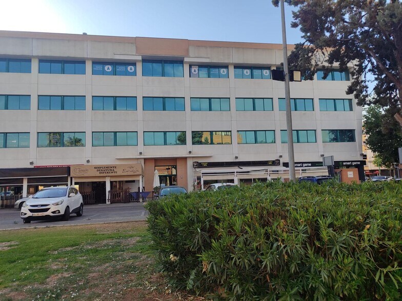 De Hytasa, Seville, Sevilla to rent - Building Photo - Image 3 of 9