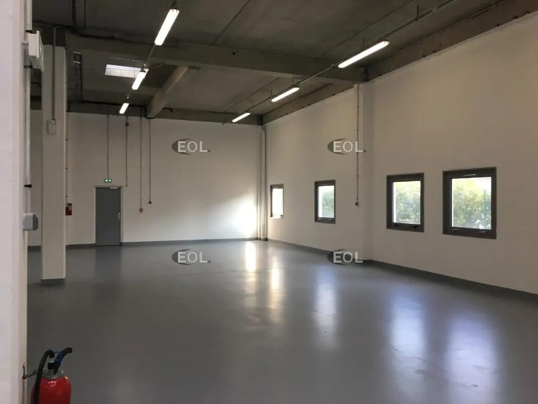 Light Industrial in Villeneuve-la-Garenne to rent Building Photo- Image 1 of 7