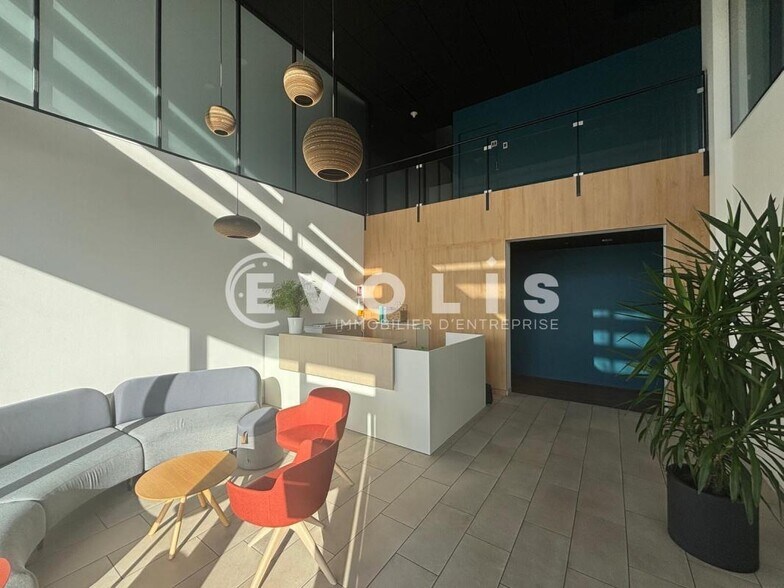 Light Industrial in Jonage to rent - Building Photo - Image 2 of 14