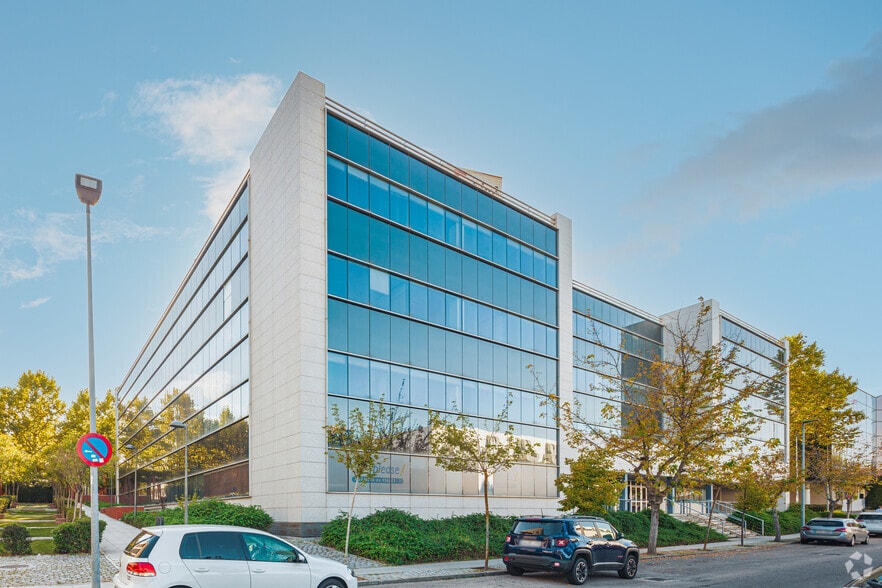 Calle Isla del Hierro, 3, San Sebastián de los Reyes, Madrid to rent - Building Photo - Image 2 of 13