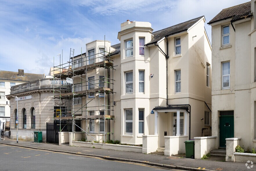 3-4 West Cliff Gdns, Folkestone to rent - Primary Photo - Image 1 of 2