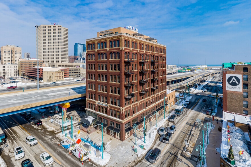 400 N Broadway, Milwaukee, WI to rent - Building Photo - Image 2 of 5