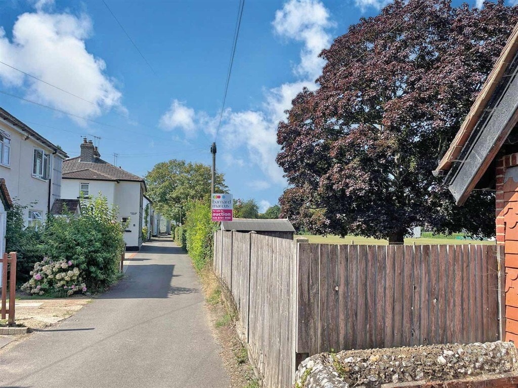 1 Pixholme Grv, Dorking for sale Primary Photo- Image 1 of 4