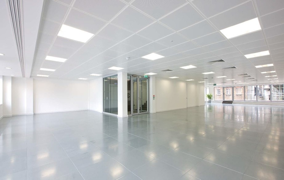 85-86 Newman St, London to rent - Lobby - Image 2 of 12