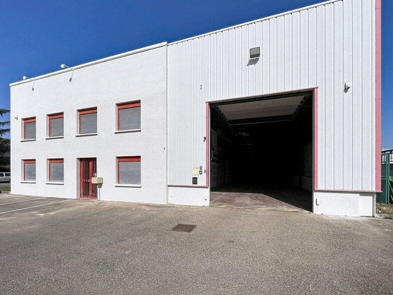 5 Allée Des Erables, Vénissieux to rent - Building Photo - Image 3 of 16