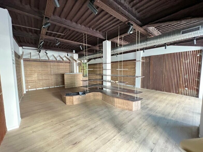 Retail in Genay to rent - Interior Photo - Image 2 of 8