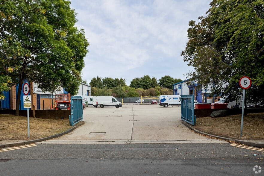 16 Eastbury Rd, London to rent - Building Photo - Image 3 of 4