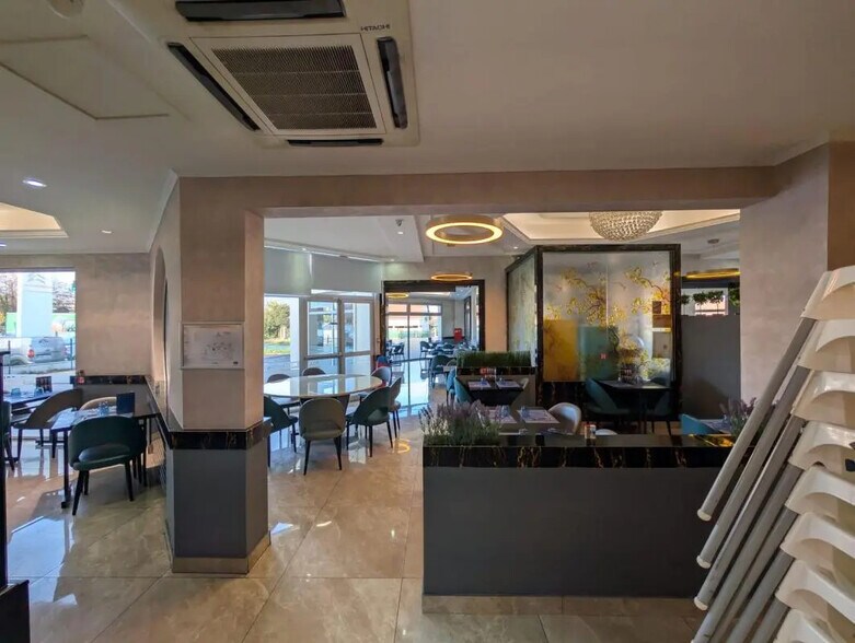 Retail in Pontoise to rent - Building Photo - Image 2 of 8