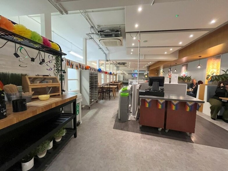 80 Civic Dr, Ipswich to rent - Building Photo - Image 2 of 4