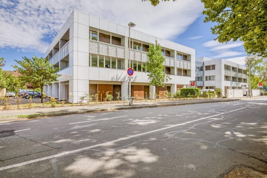 2-4 Rue Colonel Chambonnet, Bron to rent - Building Photo - Image 2 of 11
