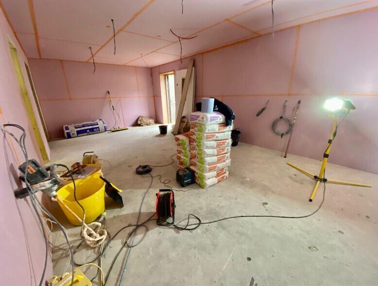 622 Upper Brentwood Rd, Romford for sale - Interior Photo - Image 3 of 3
